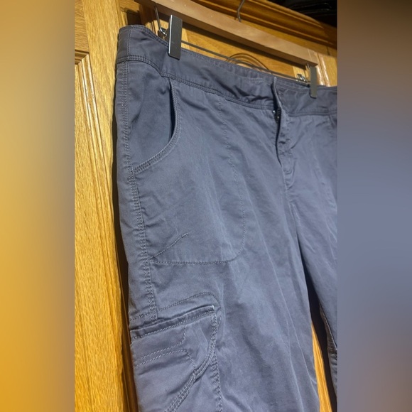 The North Face TNF Women's Dark Gray Capri Hiking Trail Cargo Pants Size 12 EUC - Picture 5 of 10